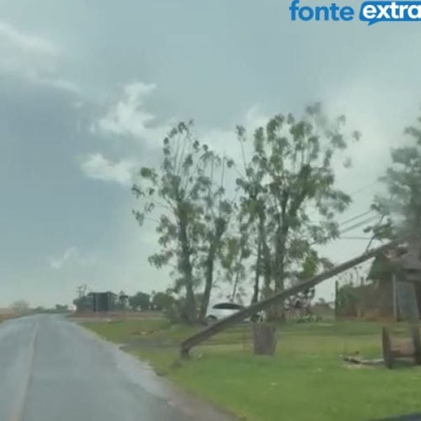 Temporal derruba postes de energia em distrito de Santa Helena (assista)