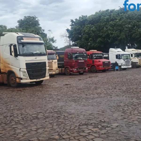 Pátio parado: caminhoneiros esperam a Copel há mais de 24h em Santa Helena