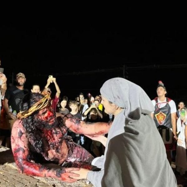 Paixão de Cristo retratada em tradicional evento religioso em SH. Antes, a procissão das velas…