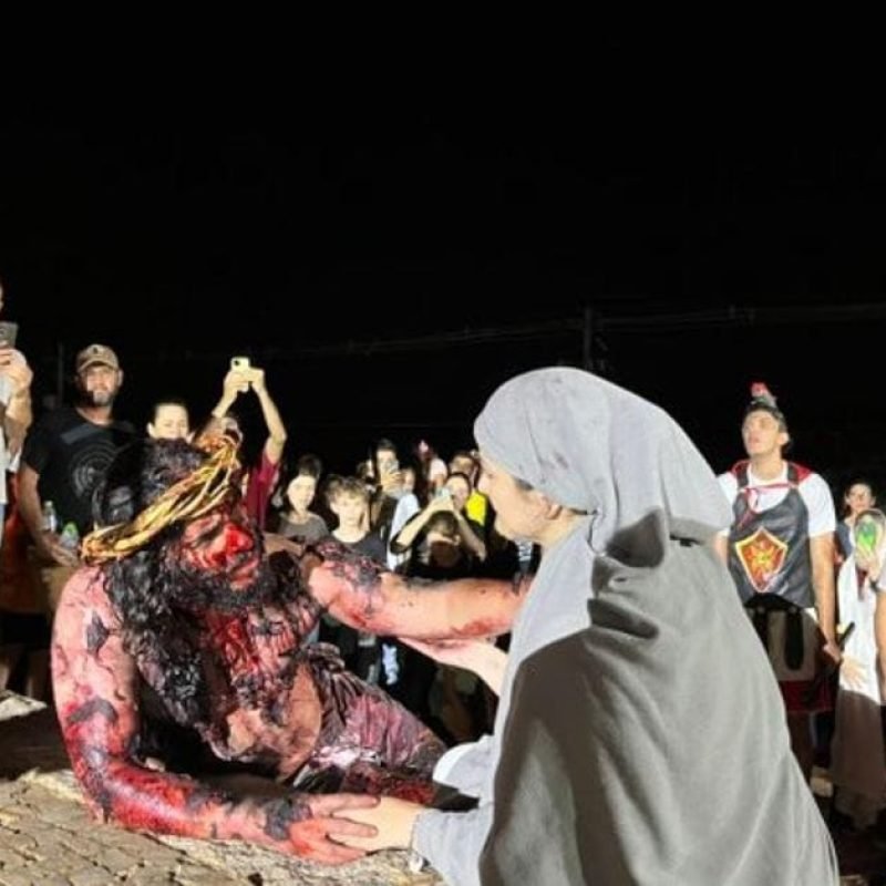 Paixão de Cristo retratada em tradicional evento religioso em SH. Antes, a procissão das velas…