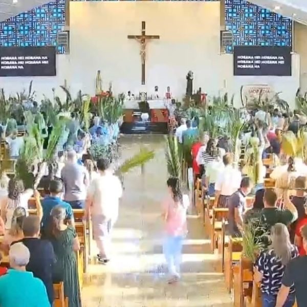 Paróquias de Santa Helena celebram abertura da Semana Santa. Veja como foi o primeiro Domingo de Ramos na nova Paróquia São Roque (vídeo)
