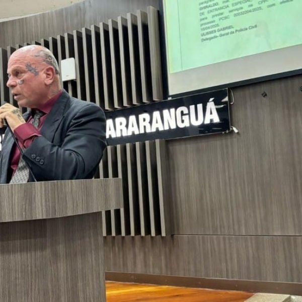 Vereador desafina do trivial e chama atenção de colegas… “Chega de bajulação” (vídeo)