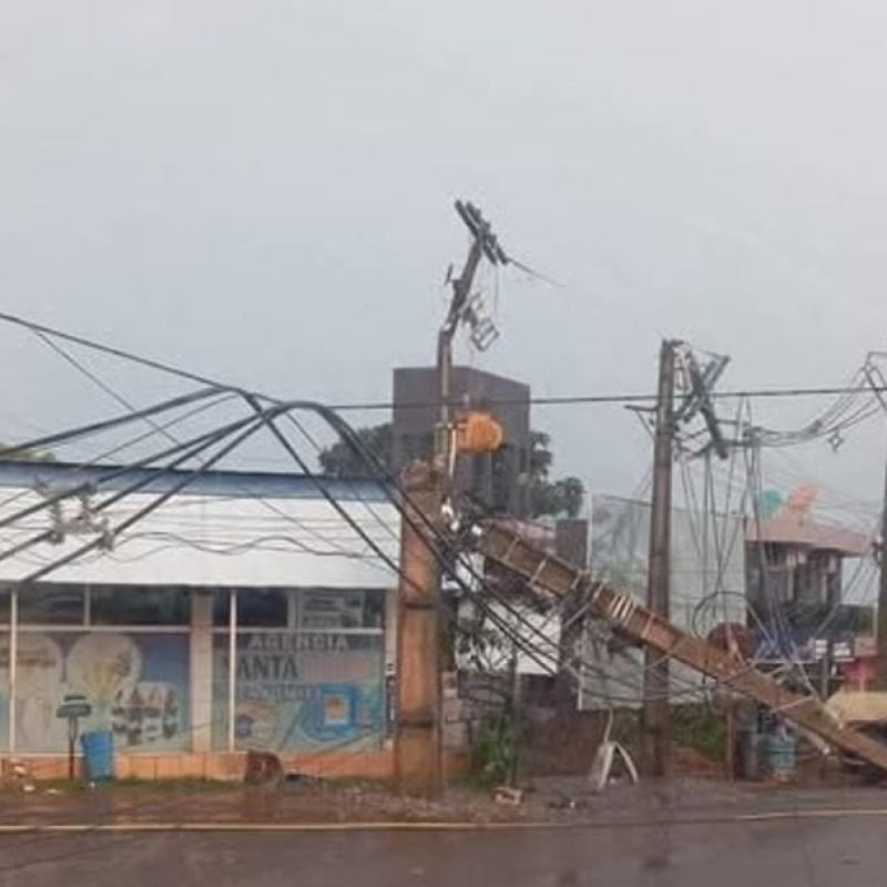 Temporal derrubou postes de energia elétrica em San Alberto, PY