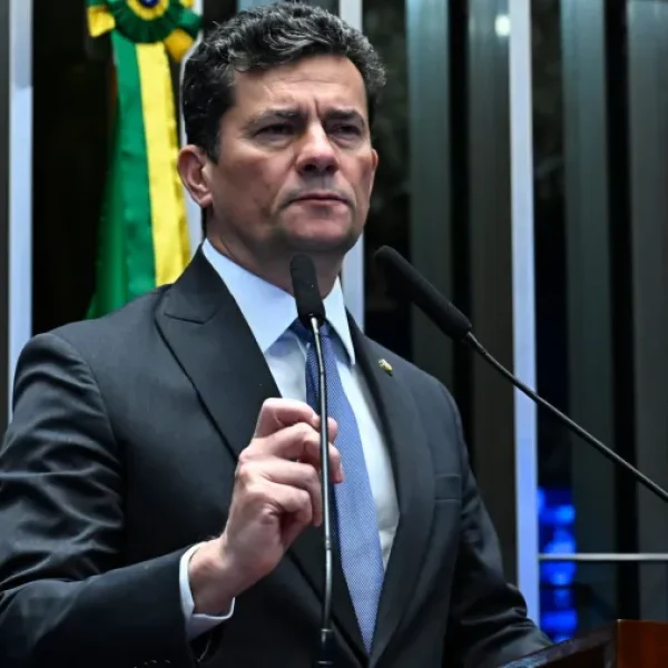 Moro em ascendência deixa concorrência pra trás e só sobe na disputa para governador do Paraná